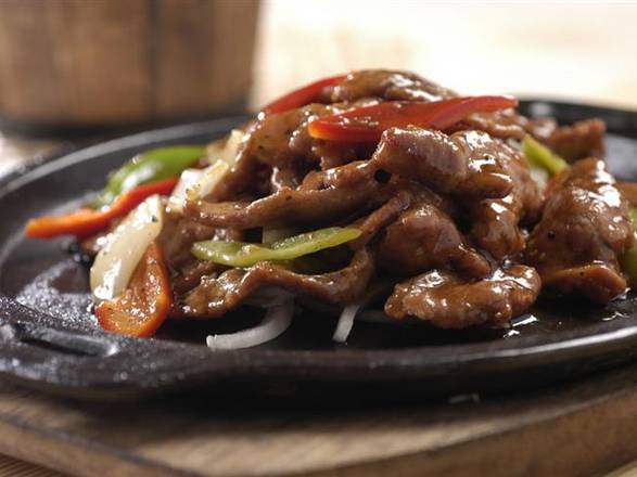 Sizzling beef with black pepper 铁板椒香牛柳